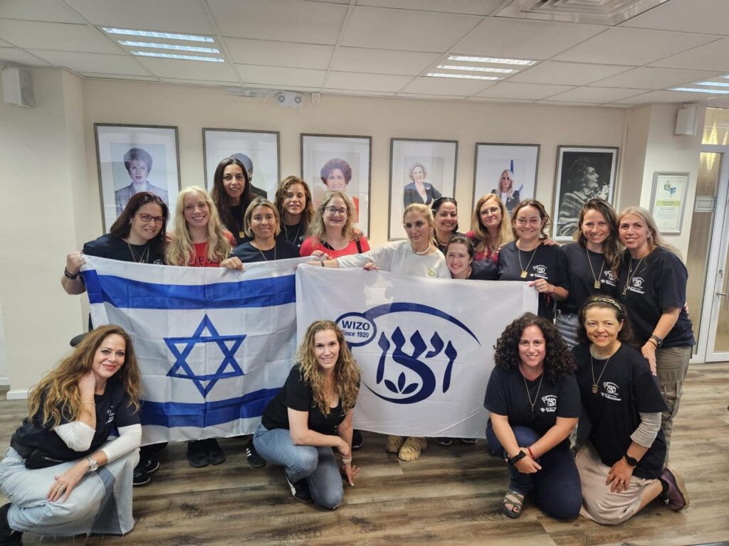 Anat Vidor junto agrupo Adar en viaje voluntariado WIZO Taglit marzo 2025